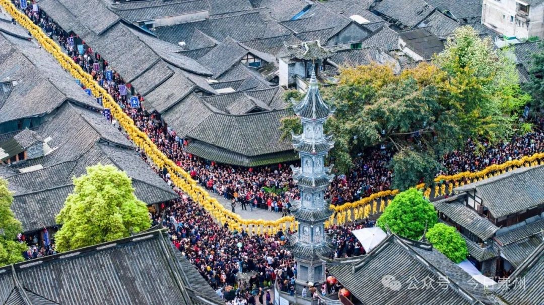▲元通古镇清明春台会 图据今日崇州